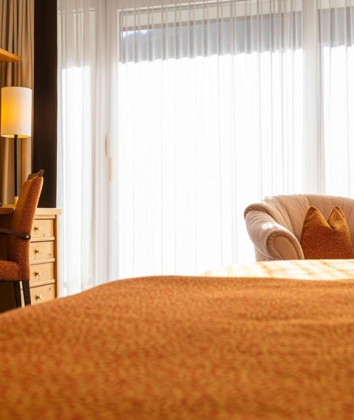 Classic Double Room with Balcony (1 extra-large double bed) - Free WiFi – Europaischer Hof Bad Gastein