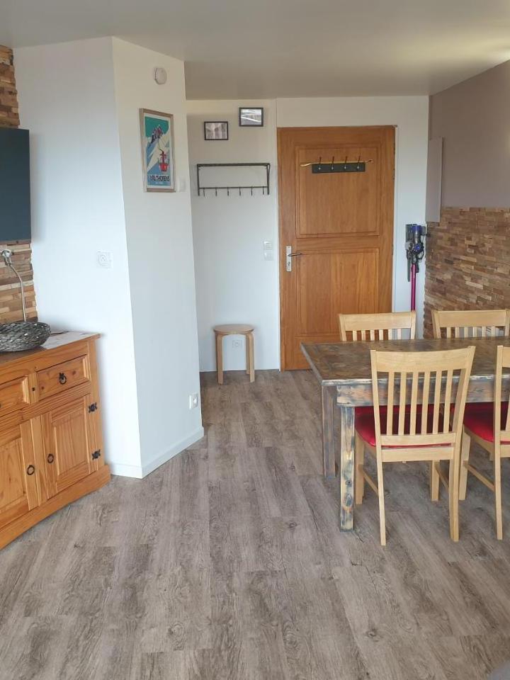 One-Bedroom Chalet (1 sofa bed, Bedroom#1: 1 single bed and 2 bunk beds) - Free WiFi – Chalet L'hermine