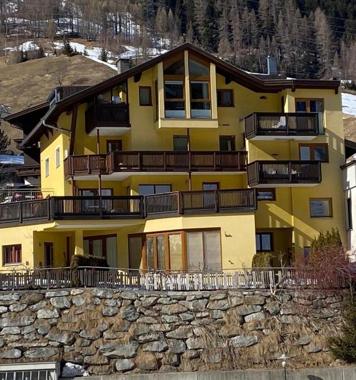 Two-Bedroom Apartment with Balcony (1 large bed) - Free WiFi – Residenz Maroi - Wasle