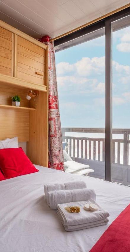 Apartment with Balcony - Free WiFi – Balcony Ski-In Ski-Out with View Apartments in Centre of Val Thorens