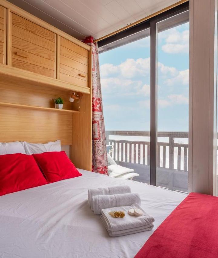 Apartment with Balcony - Free WiFi – Balcony Ski-In Ski-Out with View Apartments in Centre of Val Thorens