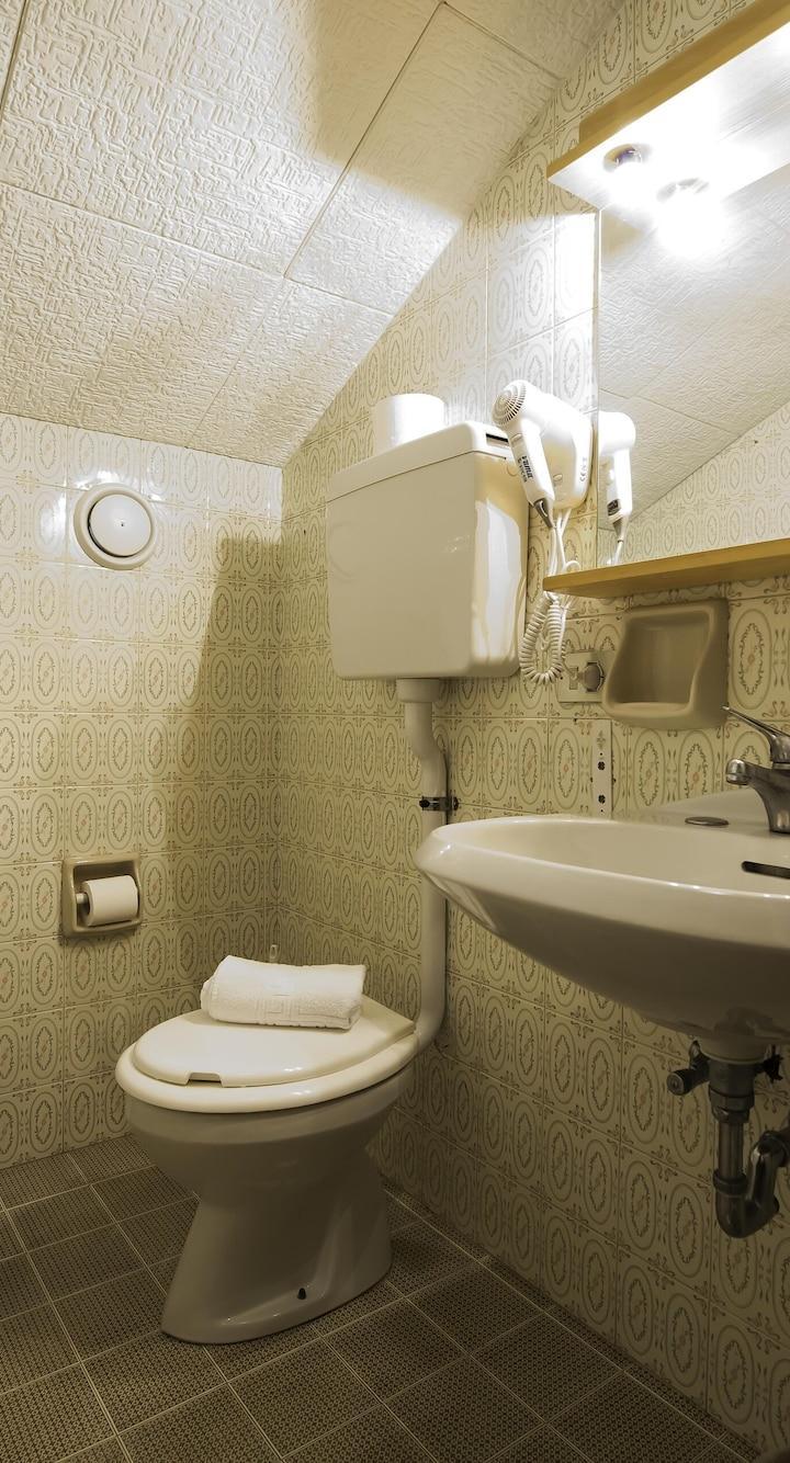 Two Connecting Rooms with Balcony (Bedroom#1: 4 single beds or 2 large beds) - Free WiFi – Teola