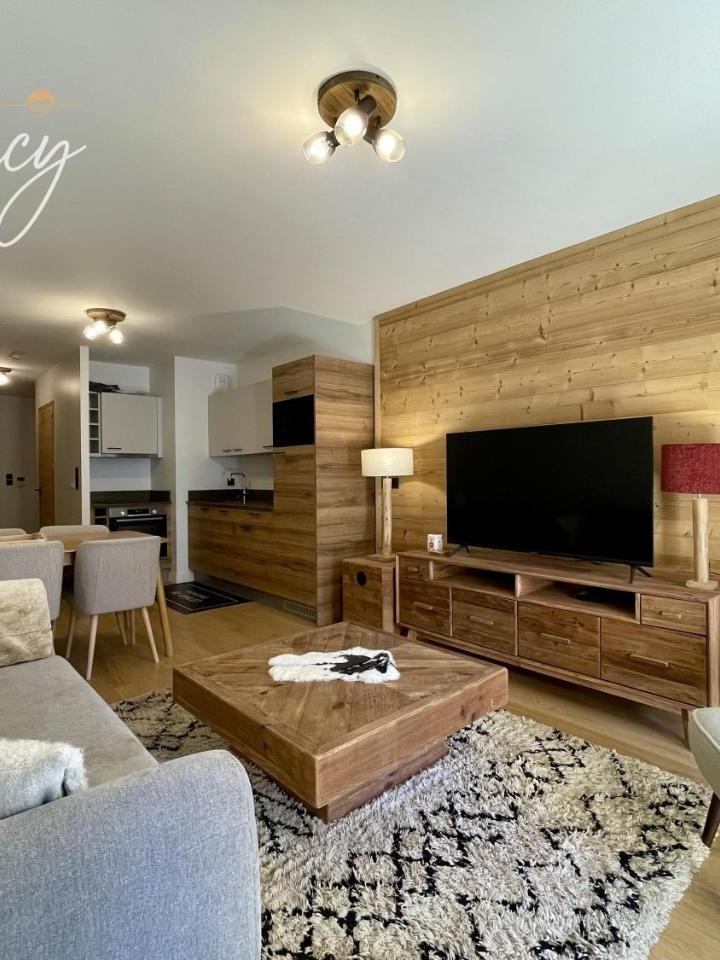 Three-Bedroom Superior Apartment (1 large bed) - Free WiFi – Homency - Residence Fermes de L'alpe A001