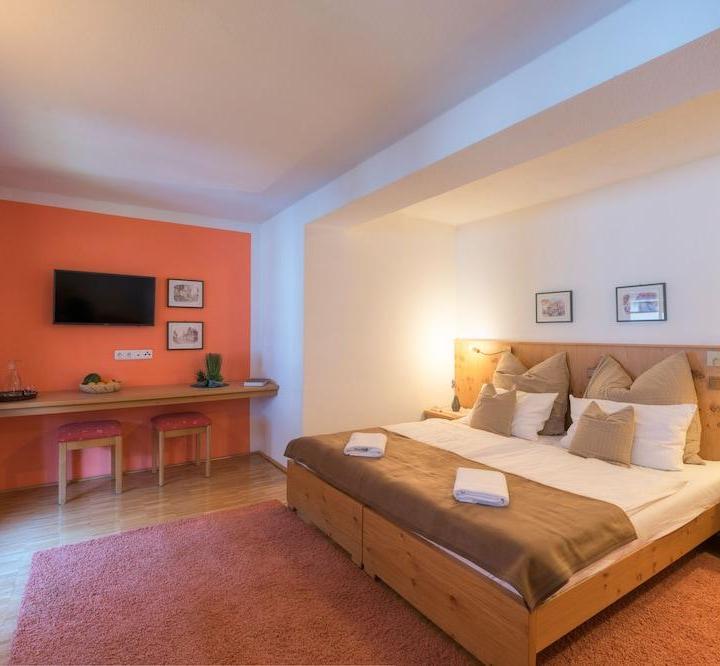 Double Room (1 extra-large double bed or 2 single beds) - Free WiFi – Chalet Murr by Skinetworks