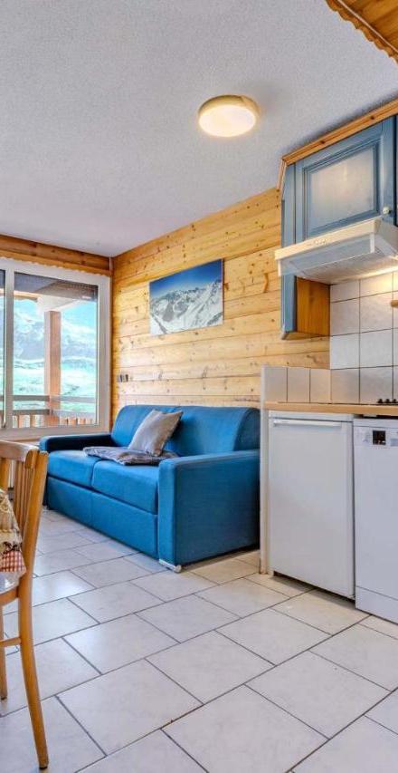 Studio with Mountain View (Bedroom#1: 1 bunk bed and 1 sofa bed) – Slope Side Studio with Mountain Views