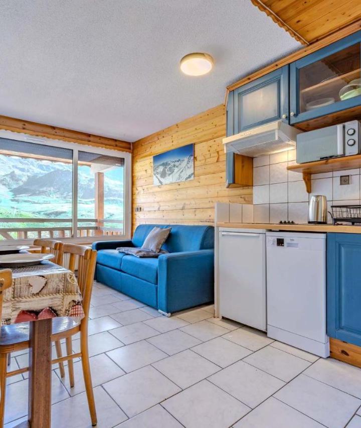 Studio with Mountain View (Bedroom#1: 1 bunk bed and 1 sofa bed) – Slope Side Studio with Mountain Views