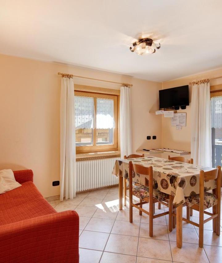Two-Bedroom Deluxe Apartment with Balcony (1 large bed) - Free WiFi – Appartamento Valleverde