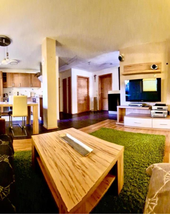 Two-Bedroom Apartment with Mountain View (1 double bed) - Free WiFi – Saal Life Apartment