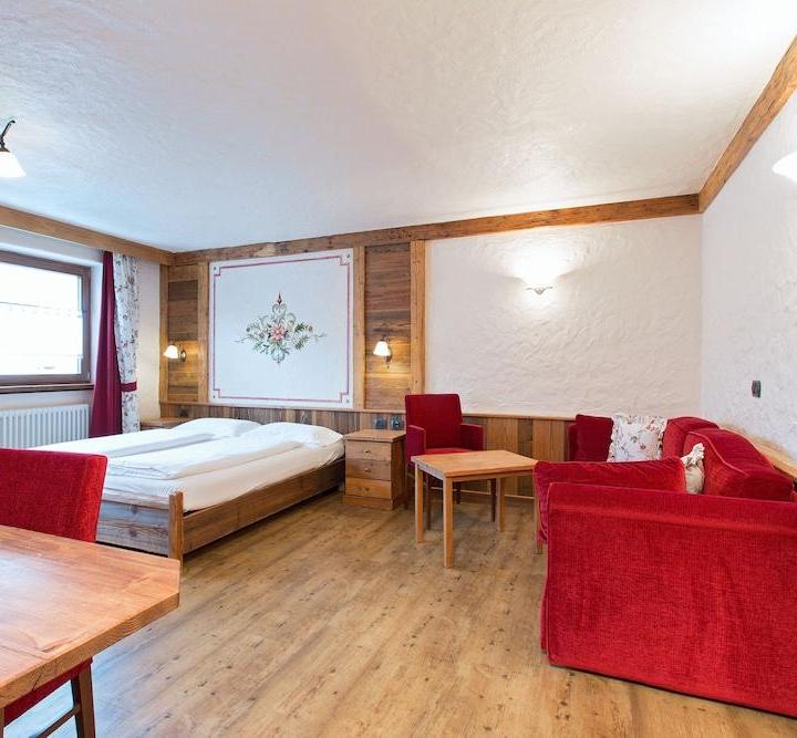 Junior Room (2 Twin Beds or 1 Queen Bed) – Hotel Crosal
