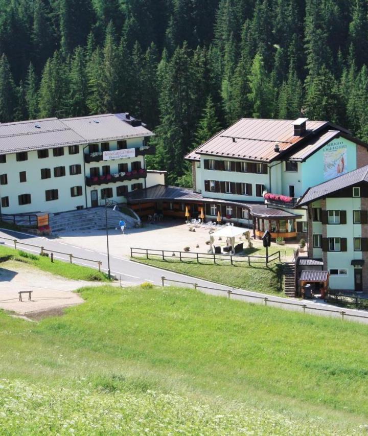 Family Room (2 Adults + 2 Children) (Bedroom#1: 2 single beds and 1 large bed or 4 single beds and 1 large bed) - Free WiFi – Santa Maria Ad Nives