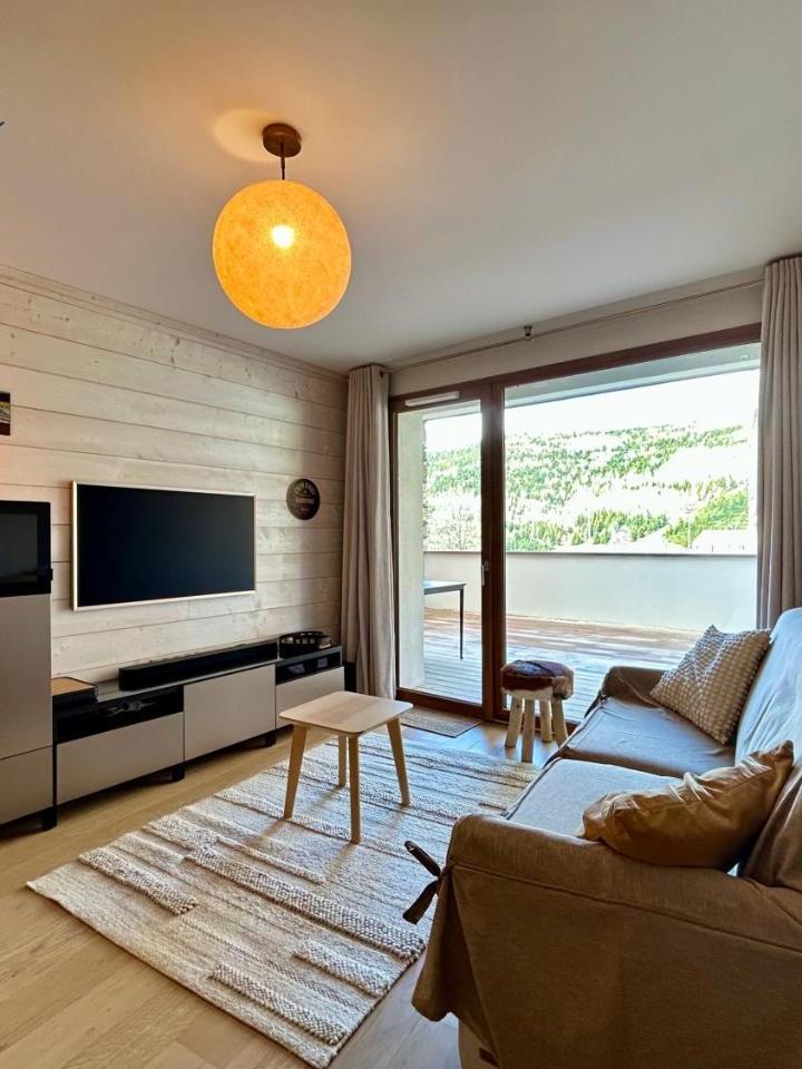 Apartment with Terrace (2 bunk beds and 1 large bed) - Free WiFi – Homency - Residence Fermes de L'alpe D101