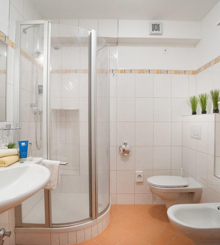 Dobbeltværelse max 3 pers. – Kur- und Sporthotel Alpenblick