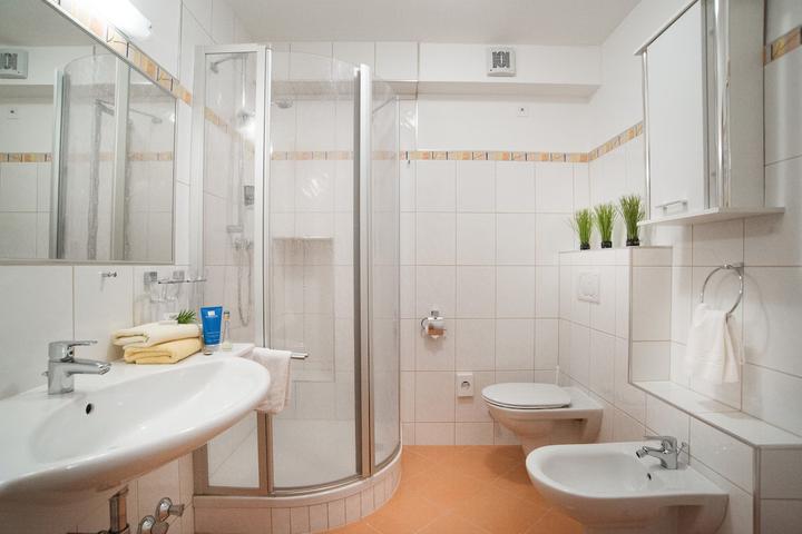 Trippelværelse max 3 pers. – Kur- und Sporthotel Alpenblick (1/5)