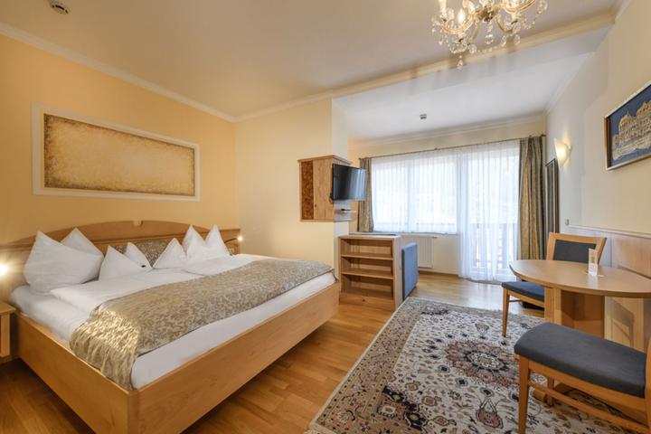 Trippelværelse max 3 pers. – Kur- und Sporthotel Alpenblick (1/6)