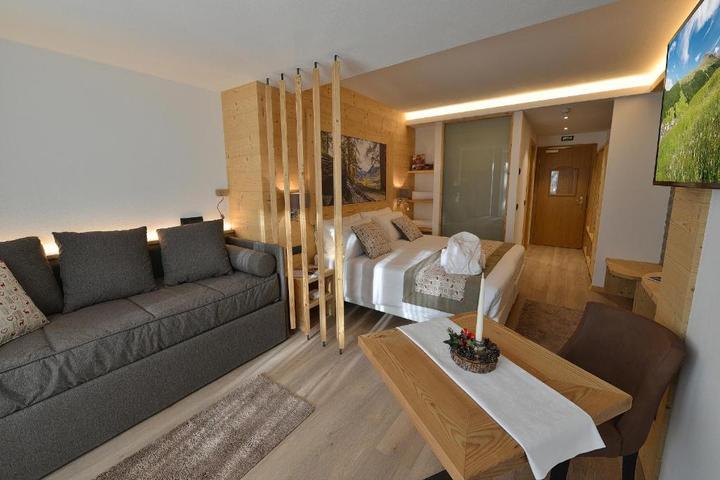 Familieværelse max 2 voksne og 2 børn – Hotell Bucaneve (1/3)
