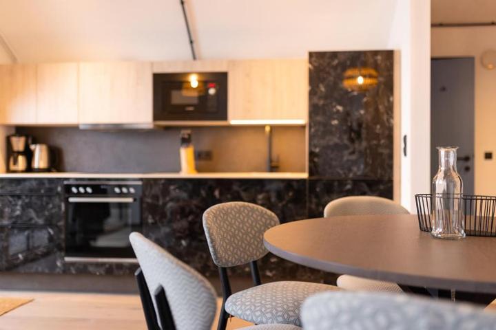 Studio XL 2 med balkon – Carpe Solem Jules (1/8)