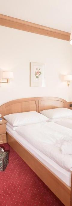Dobbeltværelse Comfort m balkon max 3 pers. – Hotel Alpina Bad Hofgastein