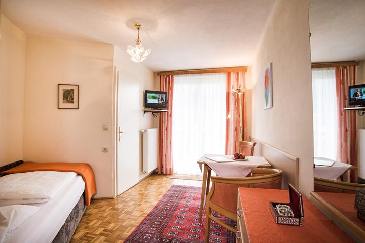Enkeltværelse m balkon max 1 pers. – Kur- und Sporthotel Alpenblick (1/4)