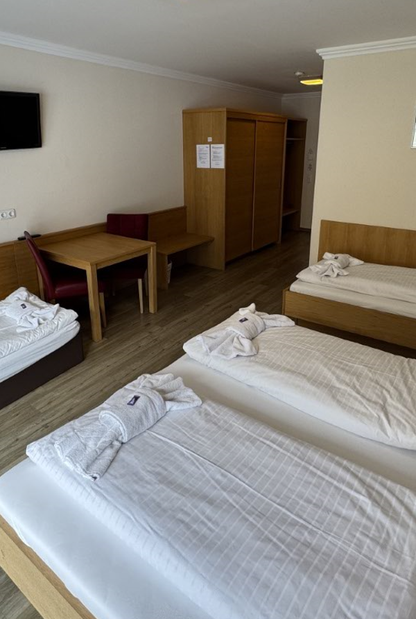 Familieværelse m balkon max 4 pers. – Hotel Herzblut