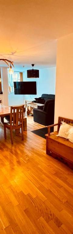 4-værelses lejlighed med 2 enkeltsenge med balkon – PREMIUM SKI IN/OUT – STEINADLER