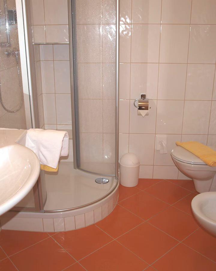 Enkeltværelse max 1 pers – Kur- und Sporthotel Alpenblick