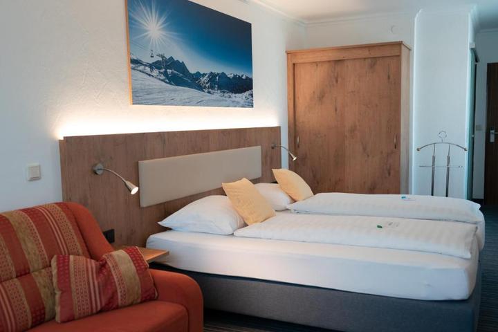Classic-dobbeltværelse max 4 pers. – Hotell Wagner (1/4)