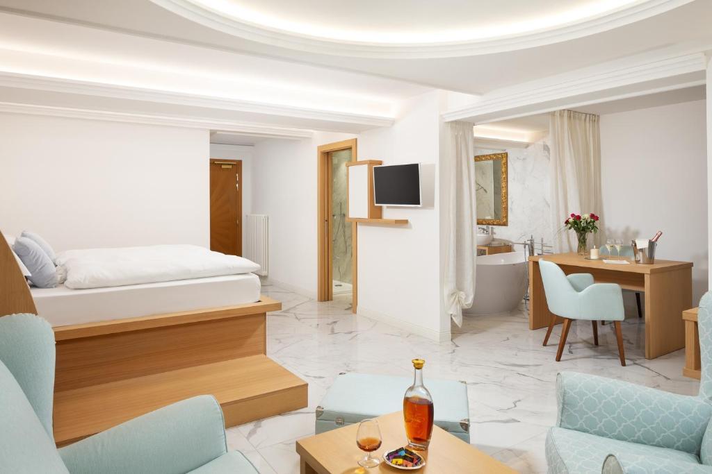 Suite med kingsize-seng og balkon – Hotel Pareda