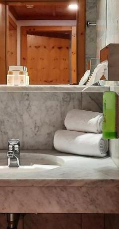 Deluxe Quadruple Room (1 sofa bed and 1 large bed) - Free WiFi – JUFA Alpenhotel Saalbach