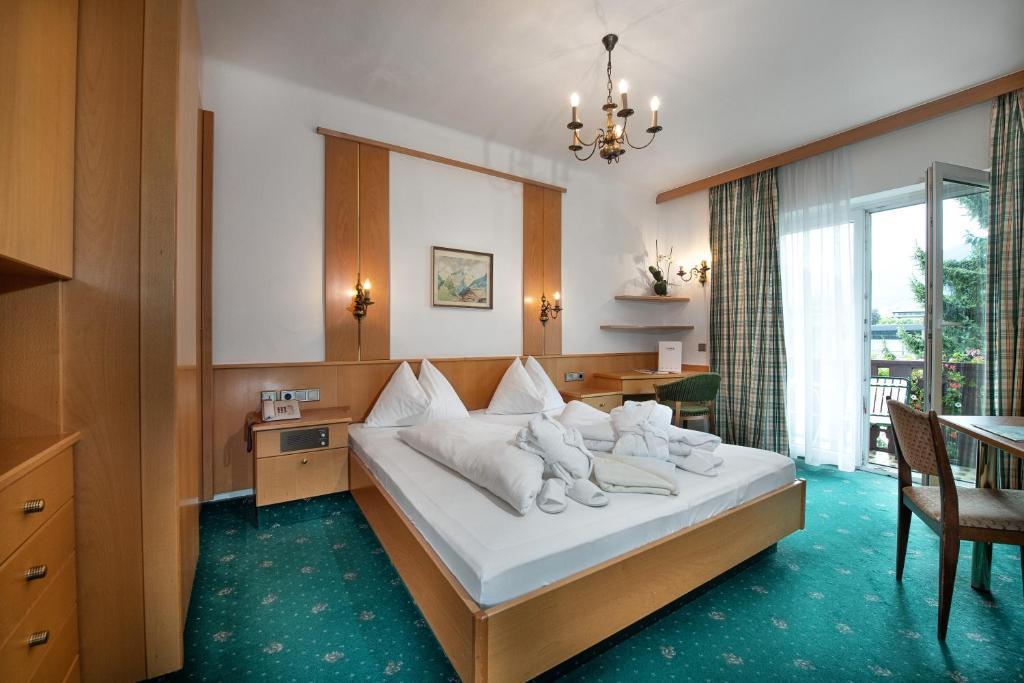 Dubbelrum Comfort m balkong max 3 pers. – Hotell Alpina Bad Hofgastein
