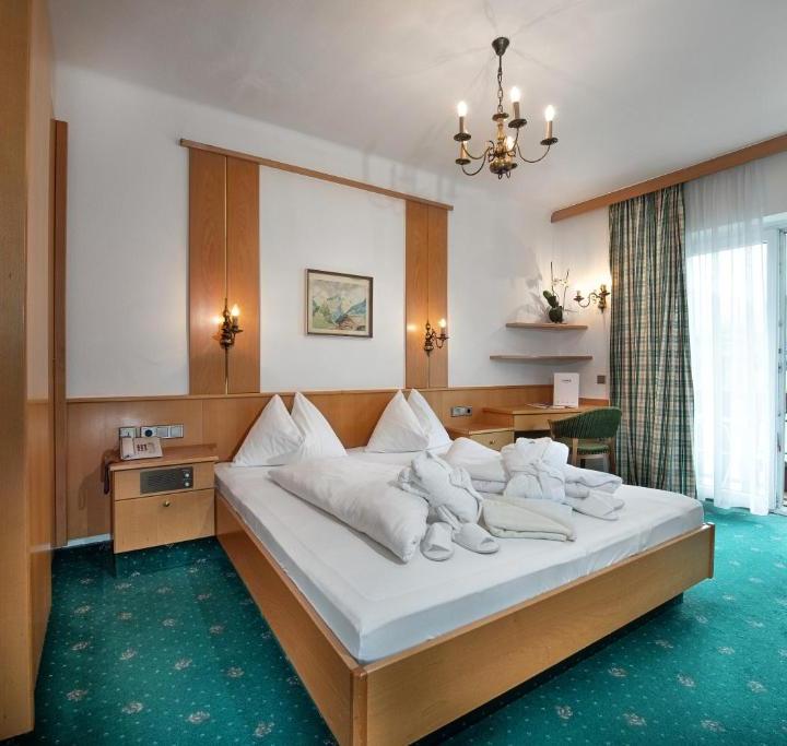 Dobbeltværelse Comfort m balkon max 3 pers. – Hotel Alpina Bad Hofgastein