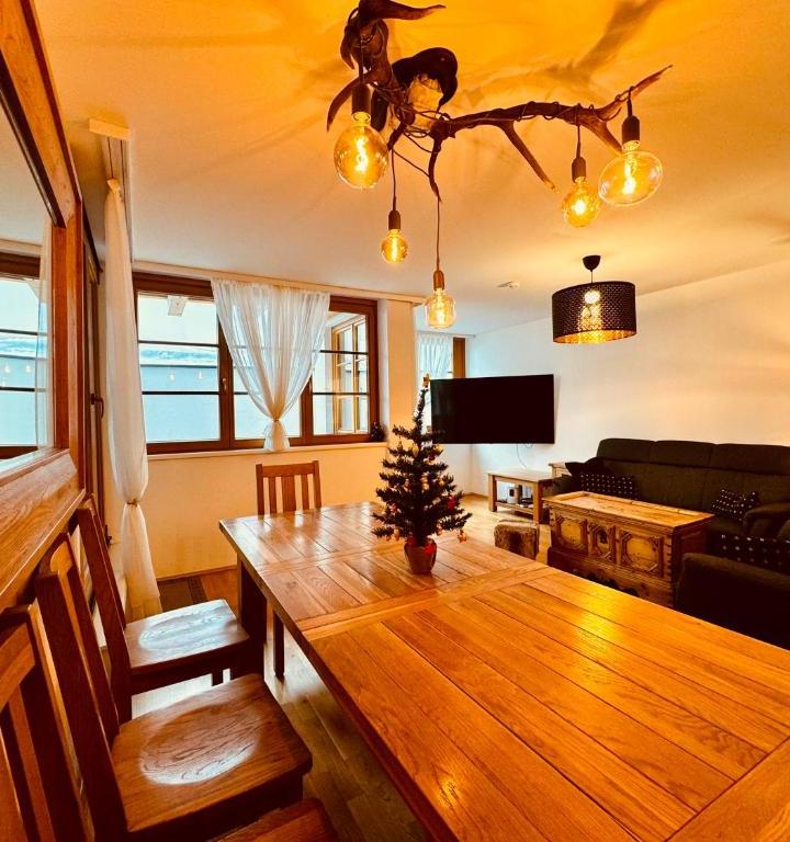 4-værelses lejlighed med 2 enkeltsenge med balkon – PREMIUM SKI IN/OUT – STEINADLER