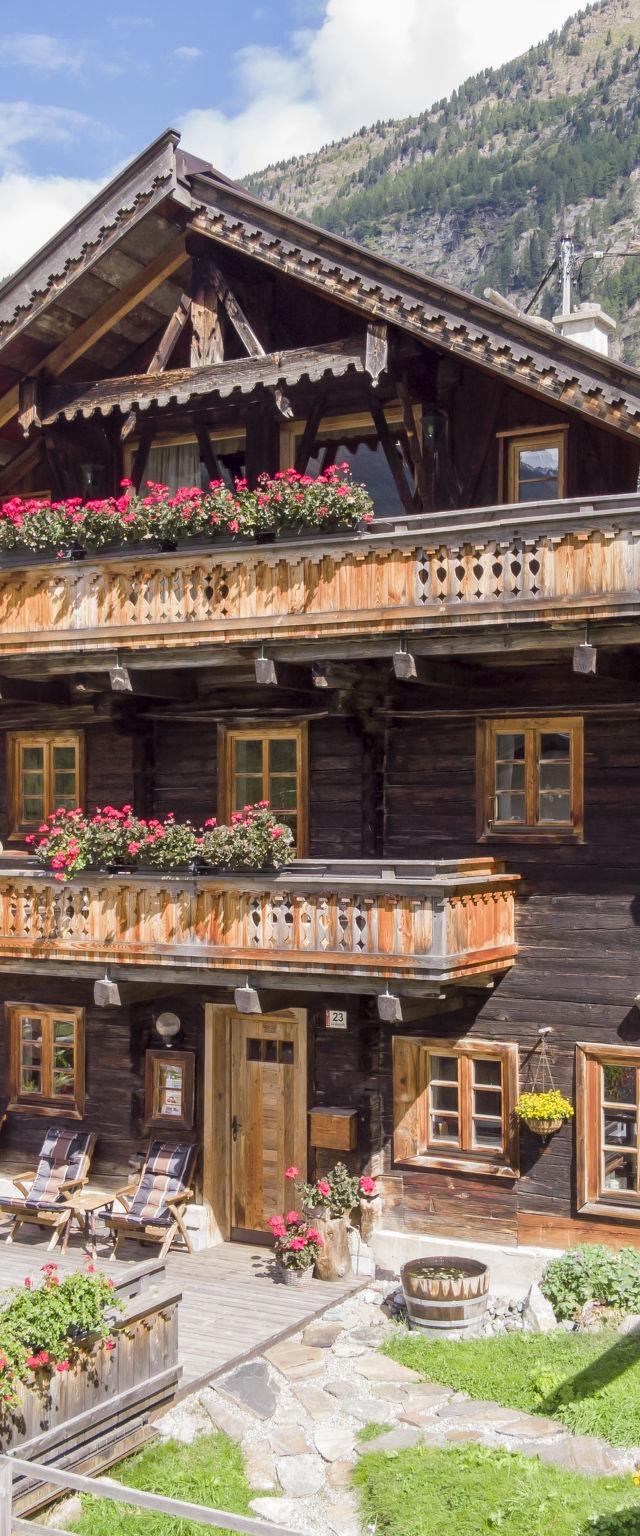 Beim Holzschnitzer