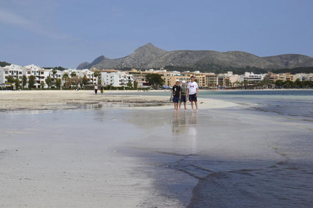 Sandstranden og havet ved Alcúdia på Mallorca.