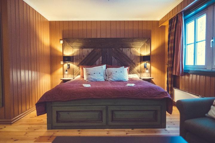 Juniorsuite med balkon og udsigt – Gudbrandsgard Hotell (1/6)