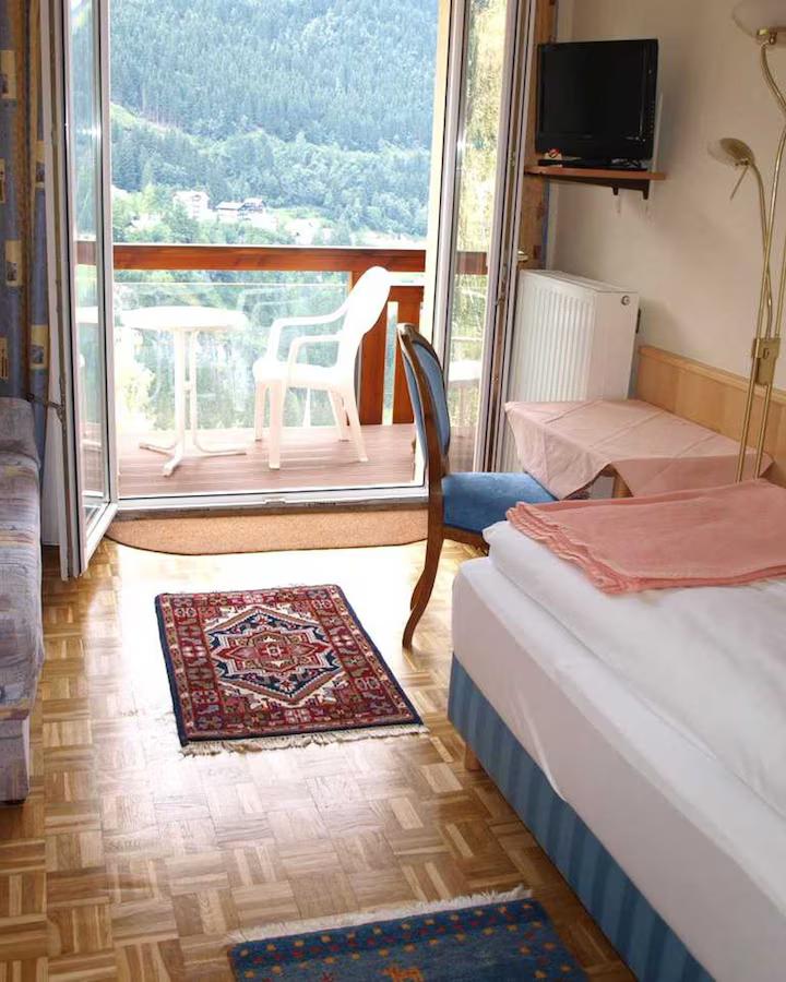 Enkeltværelse max 1 pers – Kur- und Sporthotel Alpenblick