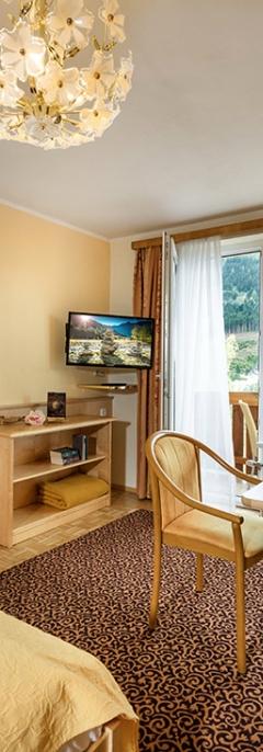 Dobbeltværelse m balkon og panoramaudsigt over dalen max 4 pers. – Kur- und Sporthotel Alpenblick