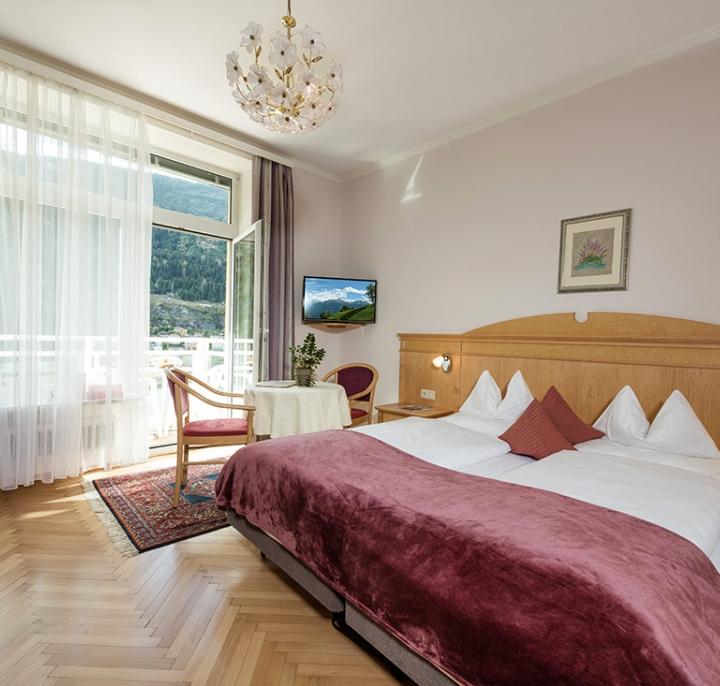 Dobbeltværelse m balkon og panoramaudsigt over dalen max 4 pers. – Kur- und Sporthotel Alpenblick