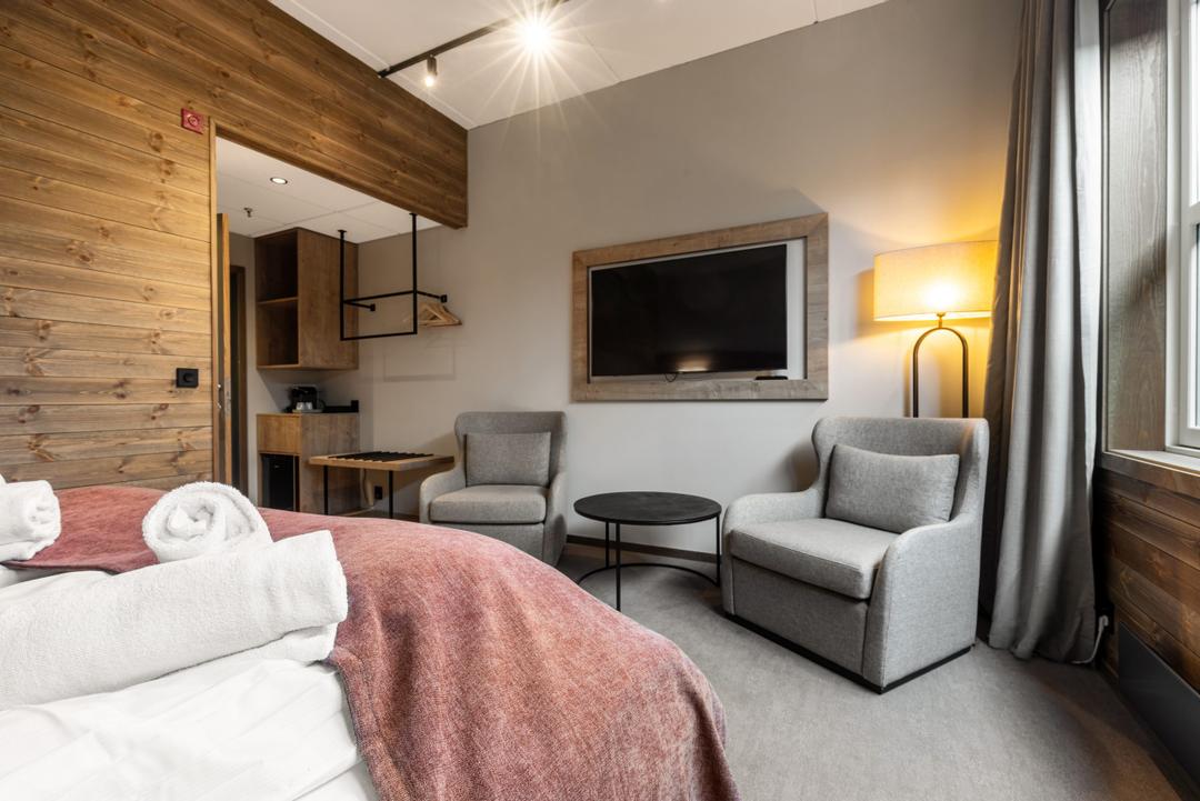 Dobbeltværelse m vindue mod parkering max 3 pers. – Skarsnuten Hotel