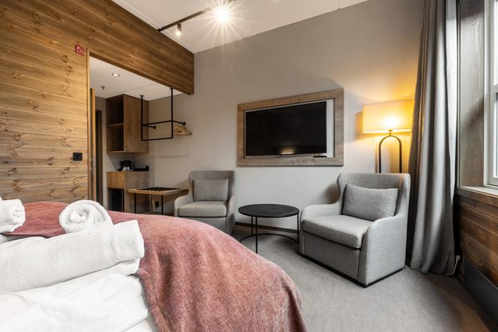 Dobbeltværelse m vindue mod parkering max 3 pers. – Skarsnuten Hotel (1/3)
