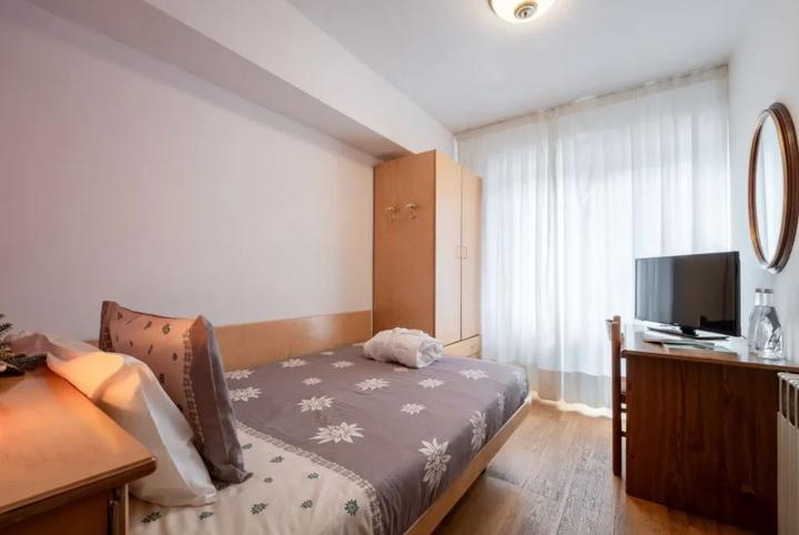 Simpelt dobbeltværelse – Family Hotel Il Caminetto (1/3)