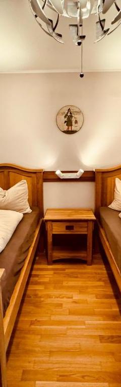 4-værelses lejlighed med 2 enkeltsenge med balkon – PREMIUM SKI IN/OUT – STEINADLER