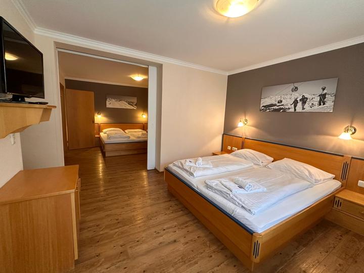 Familieværelse m balkon (2 bad/WC) max 4 pers – Barenbachhof (1/19)