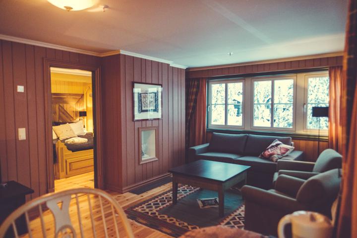 Suite med balkon og udsigt – Gudbrandsgard Hotell (1/10)