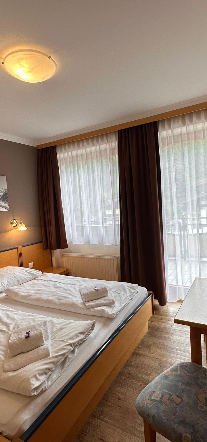 Familieværelse m balkon (1 bad/WC) max 4 pers. – Hotel Bärenbachhof – sommer