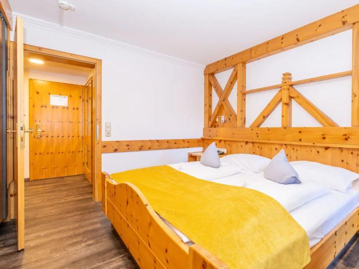 Familieværelse Standard max 3 pers. – Jufa Alpenhotel Saalbach (1/7)