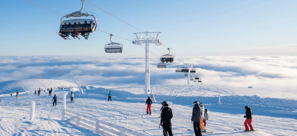 Skiferie i Norge - Skiløbere krydser pisten under skilift