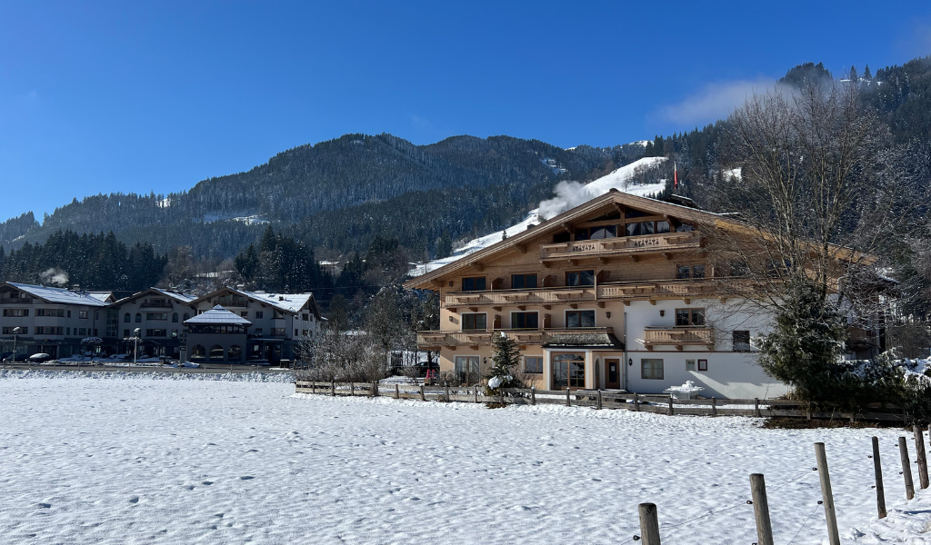 Hotell Alpenhof Kitzbuehel (8) Hotel Alpenhof Kitzbuehel med snötäckt fält