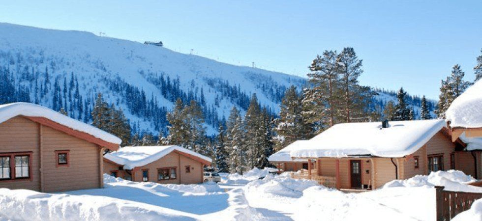Skiferie i Sverige - hytter med udsigt til bjerg og skilift