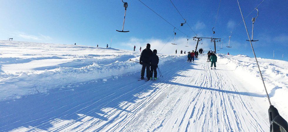 Skiferie i Sverige - skiløbere på t-lift
