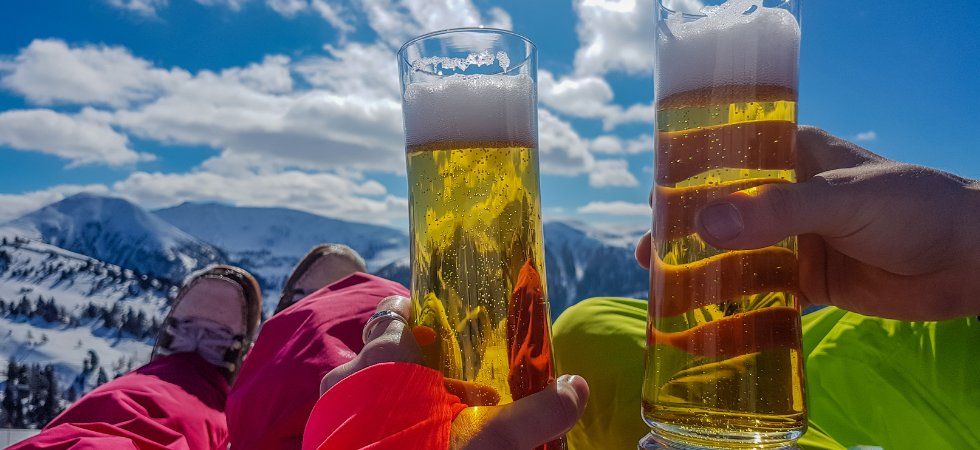 Skiferie i Bad Gastein - par i liggestole med kold fadøl